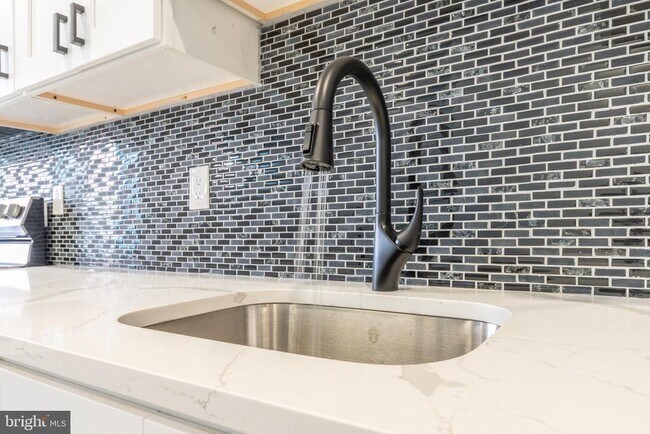 Building Photo - 1312 W Seltzer St