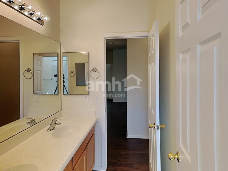 Building Photo - 2363 E Omega Dr