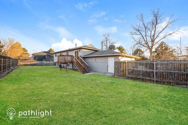 Building Photo - 4985 Montebello Dr