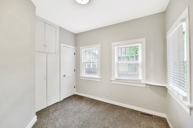 Building Photo - 420 S Green St