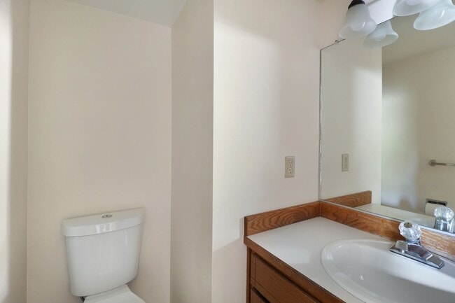 Building Photo - 3 Bed 2.5 Bath - Townhome - Close to Downtown