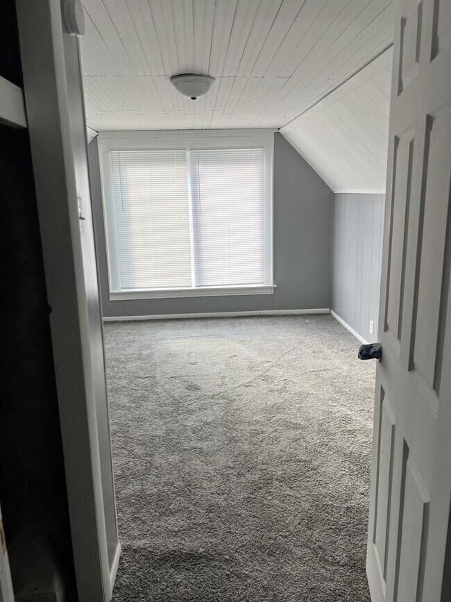 Building Photo - 1918 W Howett St