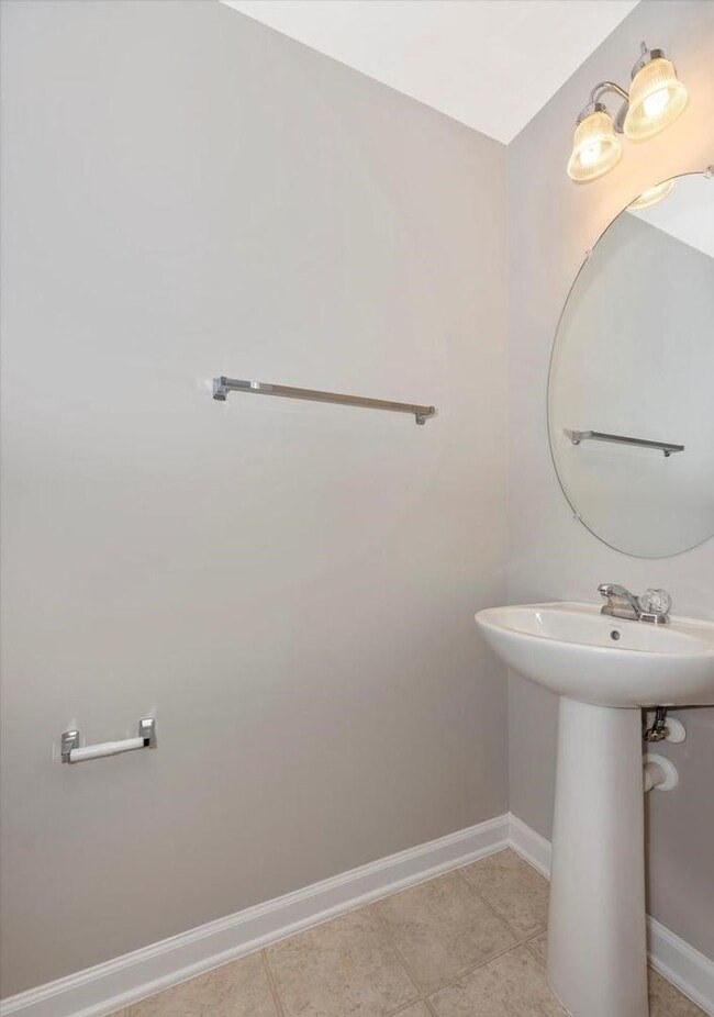 Building Photo - 3 level townhouse (newer construction) in Jefferson Place Community available early May!
