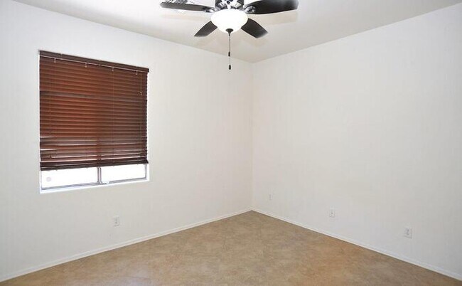 Building Photo - Priced right in Dove Mountain. Fresh & cle...