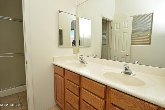 Building Photo - 2926 N Cardell Cir