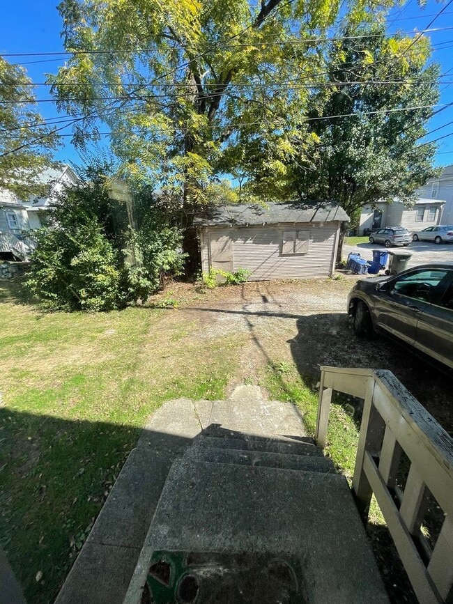 Building Photo - 3 bedroom 1 bath single family home with y...