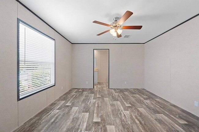 Building Photo - 305 W Buell Dr