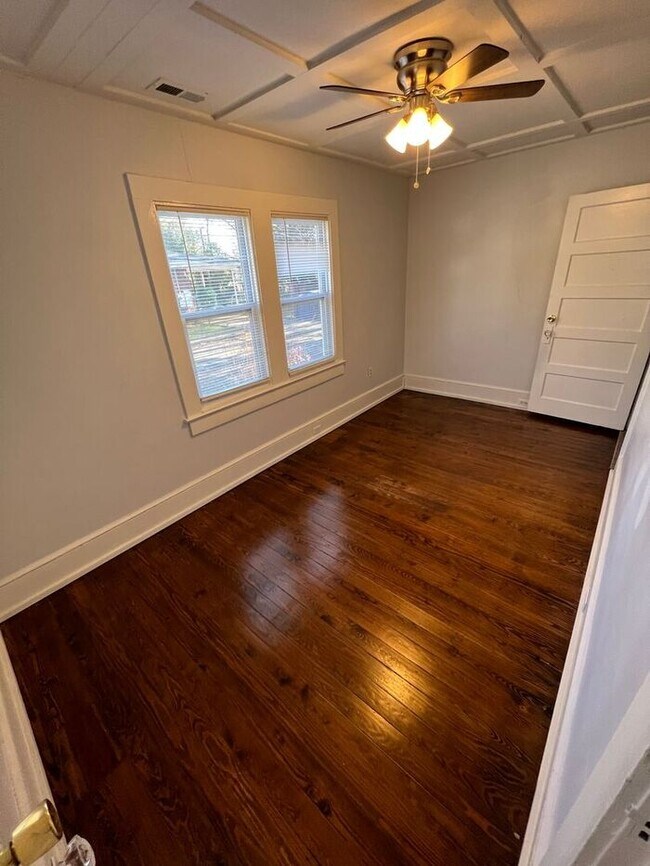 Building Photo - Remodeled spacious home in great location!