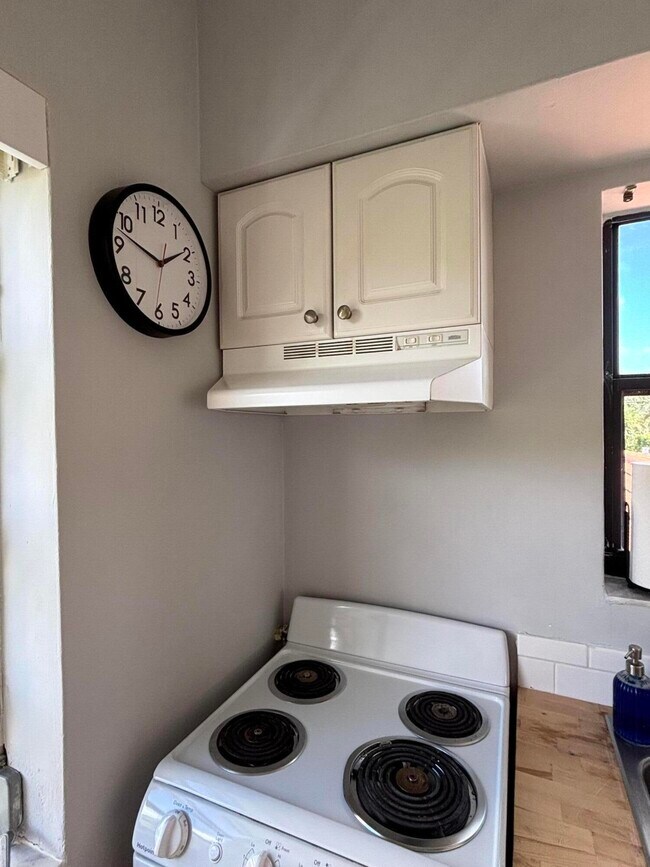 Building Photo - 381 SE 20th Ave