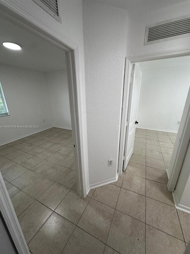 Building Photo - 941 SW 6th Pl