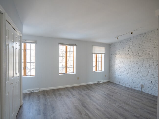 Building Photo - 335 Hudson Ave