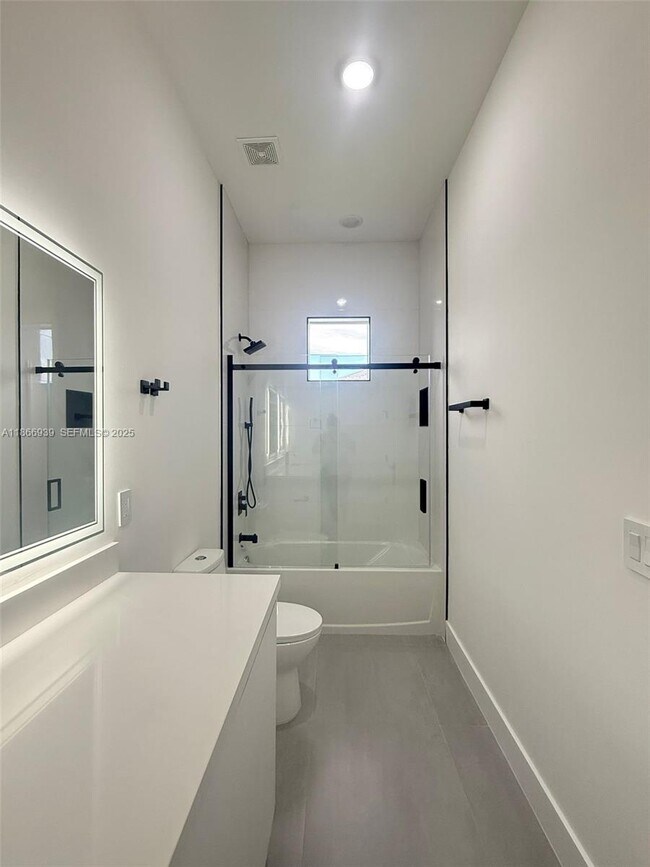 Building Photo - 5 SW 26th Pl