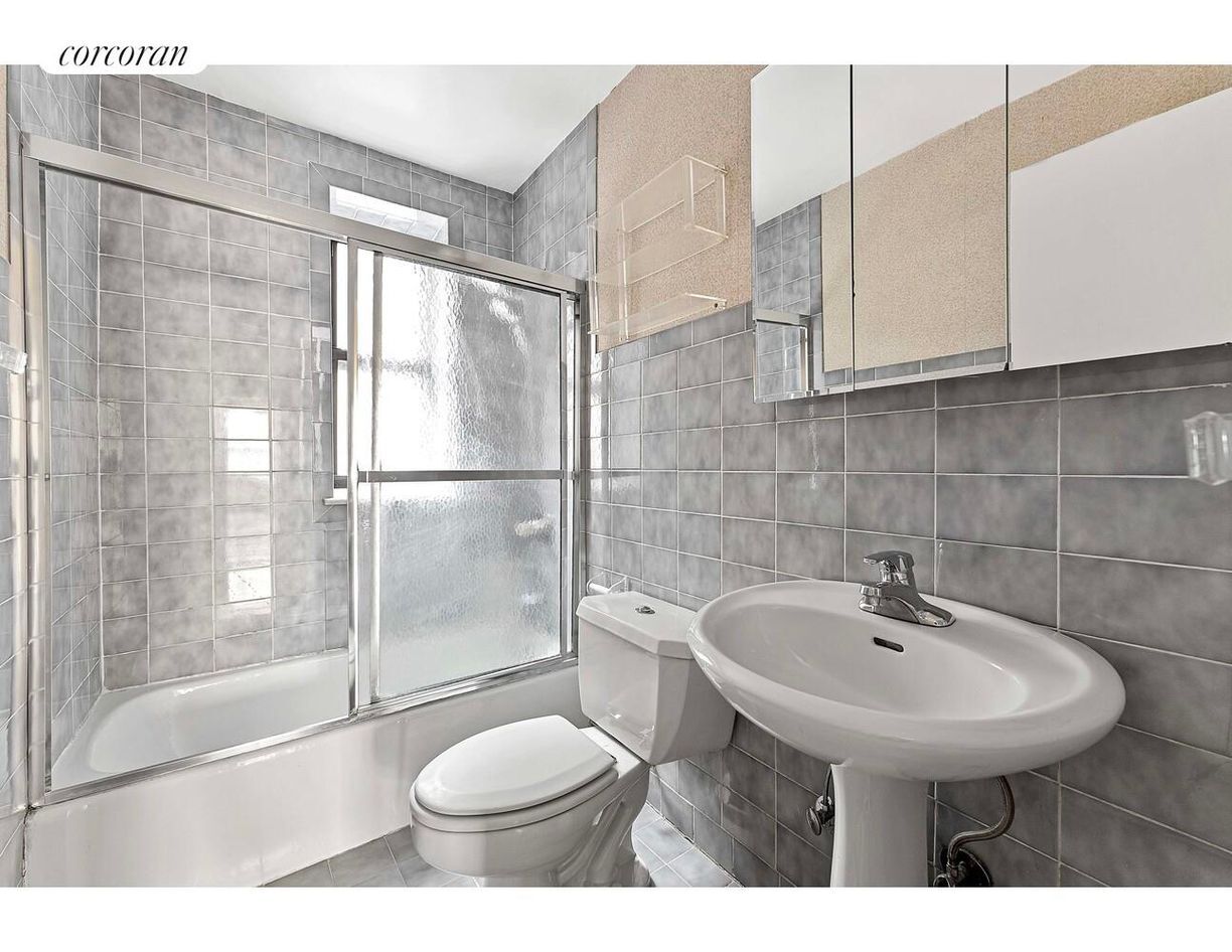 Building Photo - 880 W 181st St