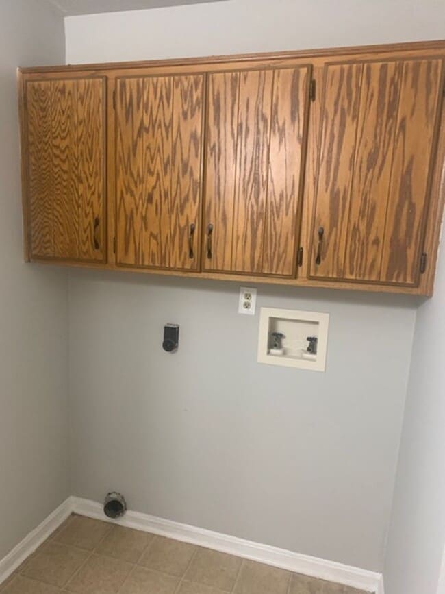 Building Photo - Newly Renovated Unit