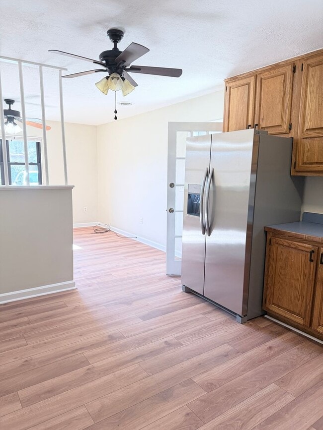 Building Photo - 3 Bedroom, 1.5 bathroom, Mount Carmel Subdivision! $1450 per month