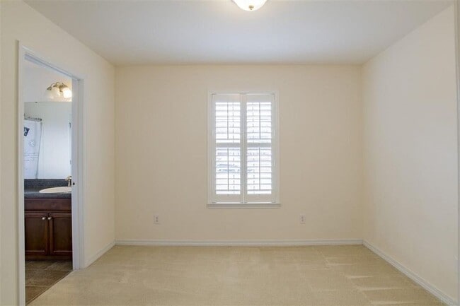 Building Photo - 8770 Kennedy Dr