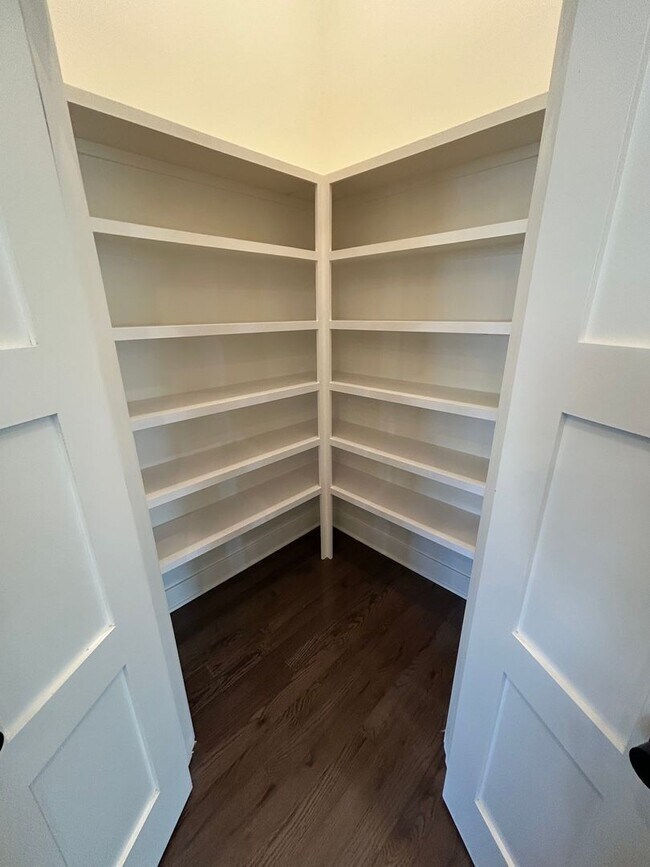 Building Photo - 108-110 Oakwood Ct