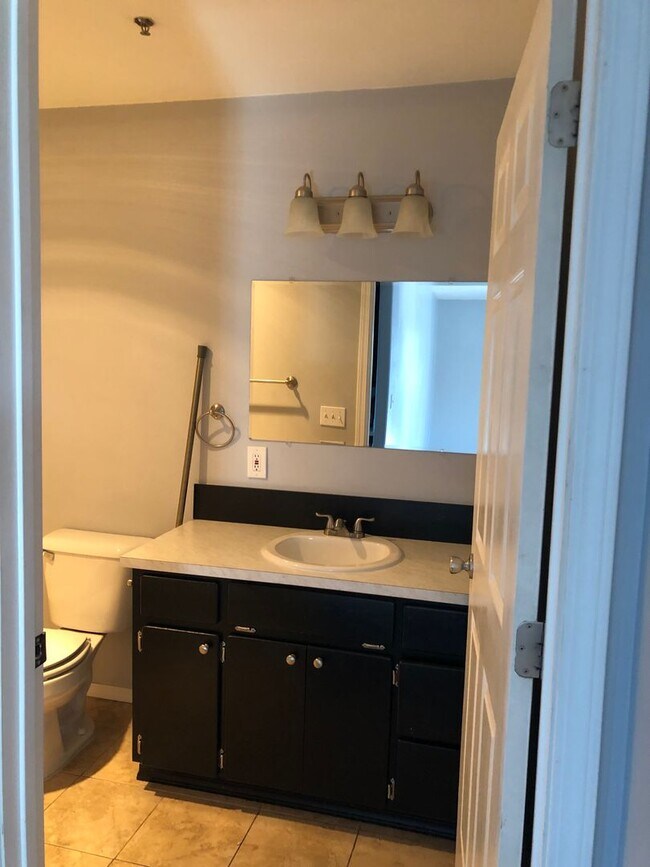 Building Photo - Modern and spacious 2 bedroom condo with bonus room!