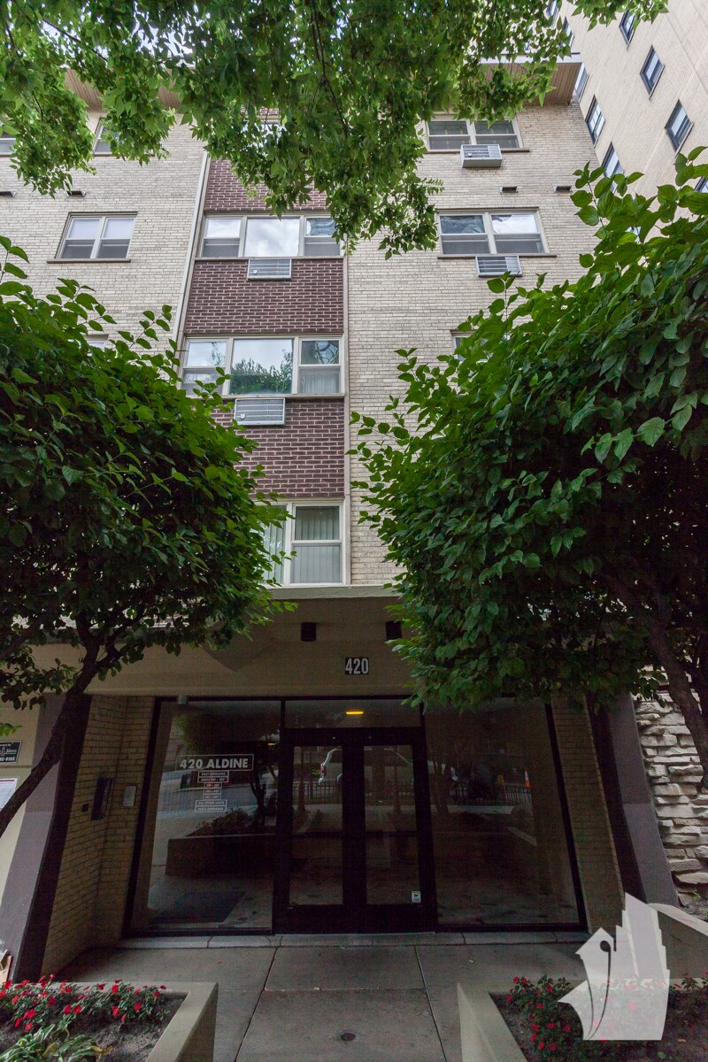Building Photo - 420 W Aldine Ave