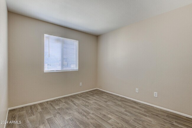 Building Photo - 5111 W Beverly Ln