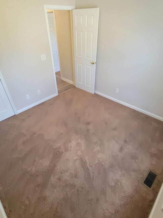 Building Photo - Beautiful three bedroom two bathroom house...
