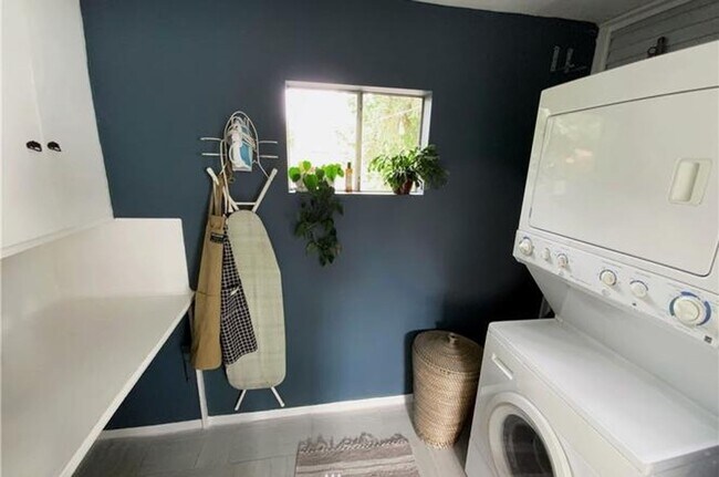 Building Photo - Charming 2 Bed 1 Bath in Hillman City!