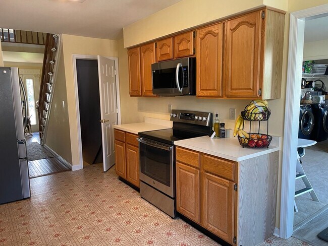 Building Photo - 727 Macphail Ct S