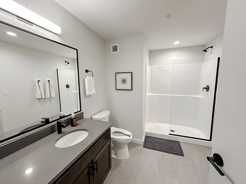 Building Photo - 605 W 4th St N