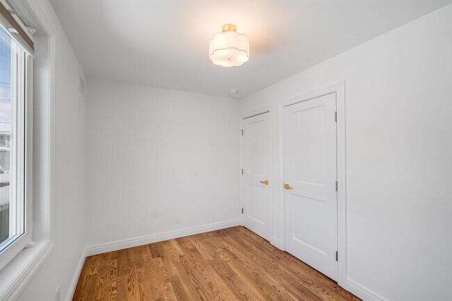 Building Photo - 11 Walnut St