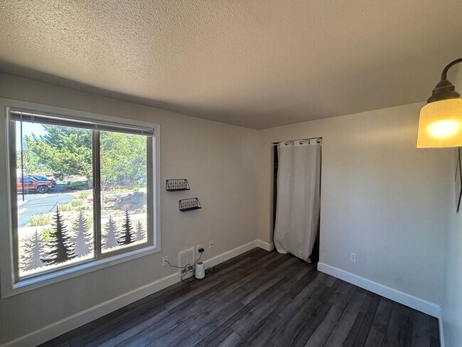 Building Photo - Garden-Style Condo in the Heart of Bend!