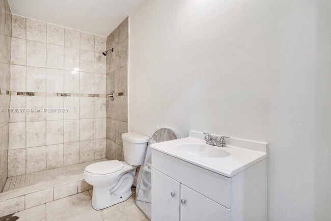 Building Photo - 3505 SW 12th Ct
