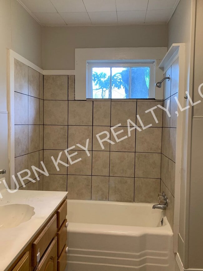 Building Photo - Apartment unit for rent in a Triplex Home in Irondale