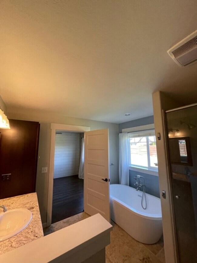 Building Photo - Custom Built 3 Bed/2 Bath Ranch Style Home!