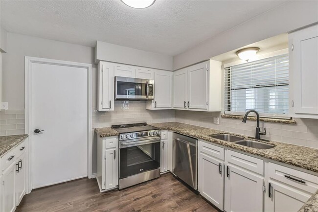 Building Photo - 7003 Huntbrook Dr