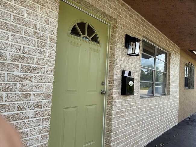 Building Photo - 602 NE 38th St