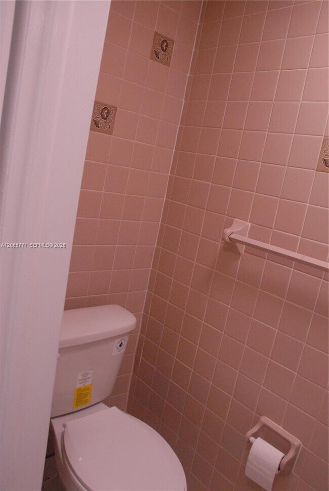 Building Photo - 10907 N Kendall Dr