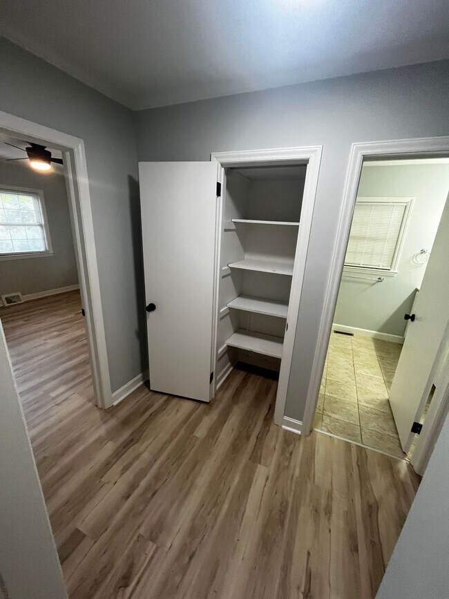 Building Photo - 5bd/2ba NEWLY remodeled brick ranch home. NO CATS.