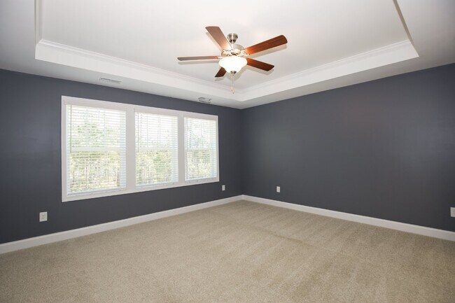 Building Photo - Charming 4 Bedroom Rental Home with Spacio...