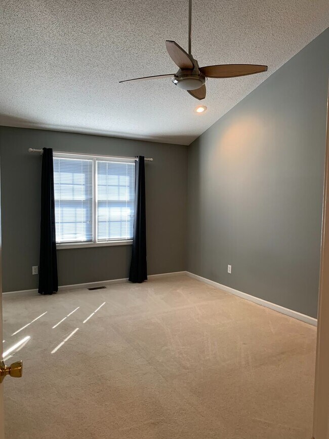 Building Photo - 3 Bedroom / 2.5 Bath Condo  Johnson City, TN