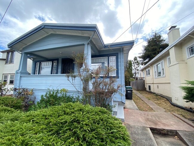 Building Photo - Advent - Low Deposit Home W/ Backyard!
