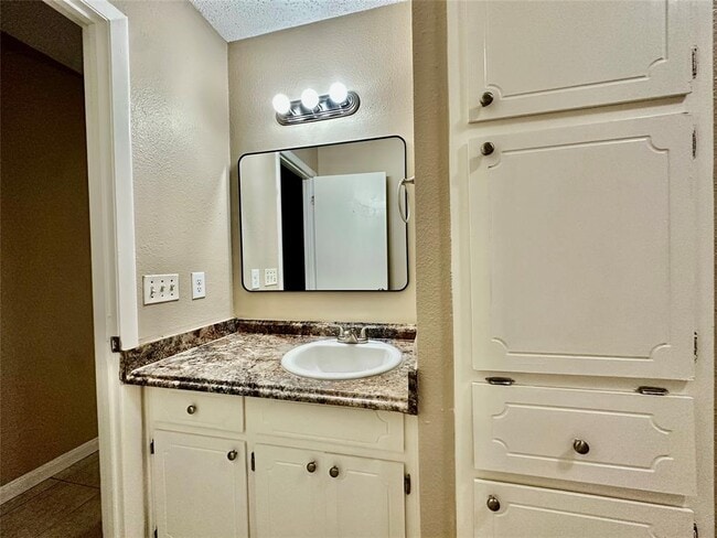 Building Photo - 1611 Onion Creek Village Dr