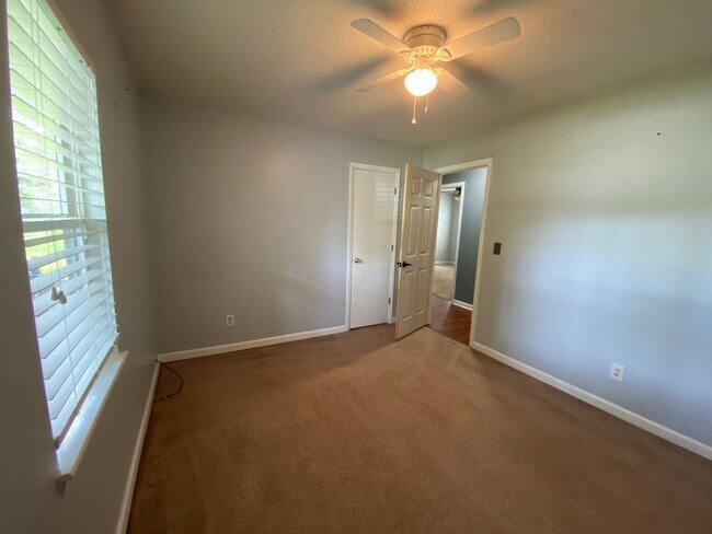 Building Photo - 200 S Creek Dr