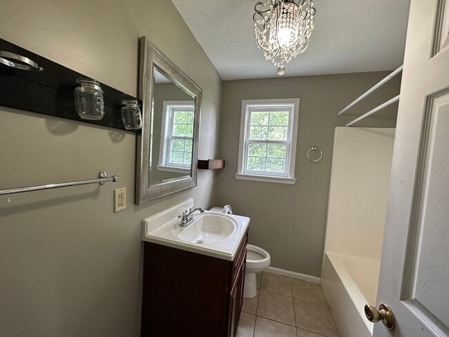Building Photo - Three Bedroom Home in London, KY