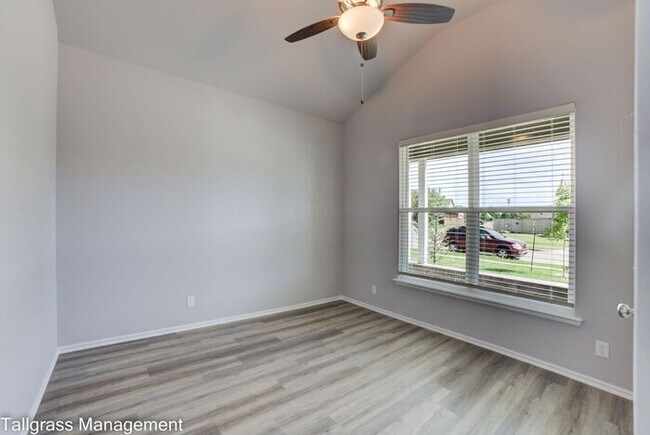 Building Photo - Gorgeous 4/2.5/2 on a corner lot!