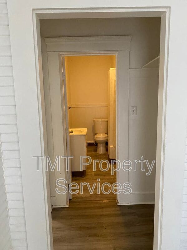 Building Photo - 202-208 W Oak Street