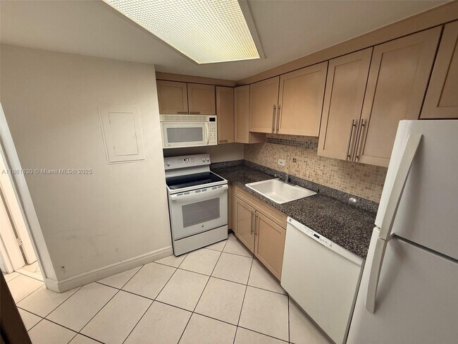 Building Photo - 801 Brickell Bay Dr