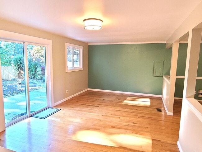 Building Photo - Charming 3Bd/2Ba Kirkland Home with Huge Yard!