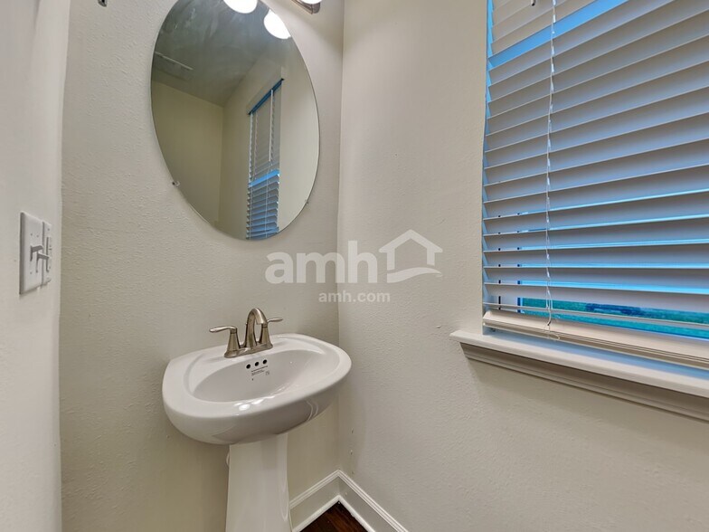 Building Photo - 1003 Tan Tara Trl