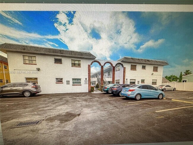 Building Photo - 2826 Van Buren St