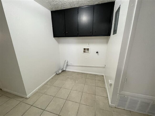 Building Photo - 3505 Lafayette Dr NE